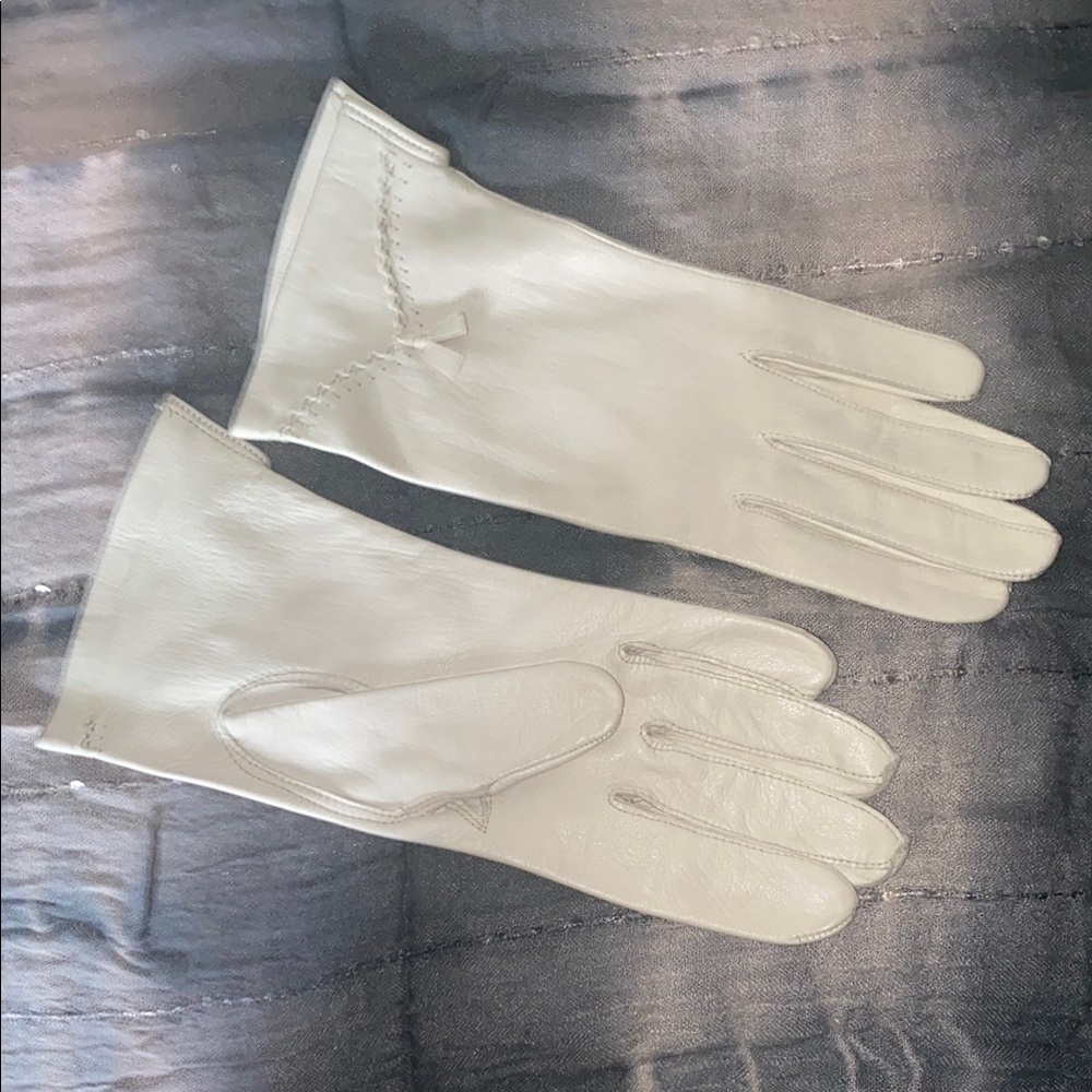 Elegant Cream/Off-White Leather Gloves